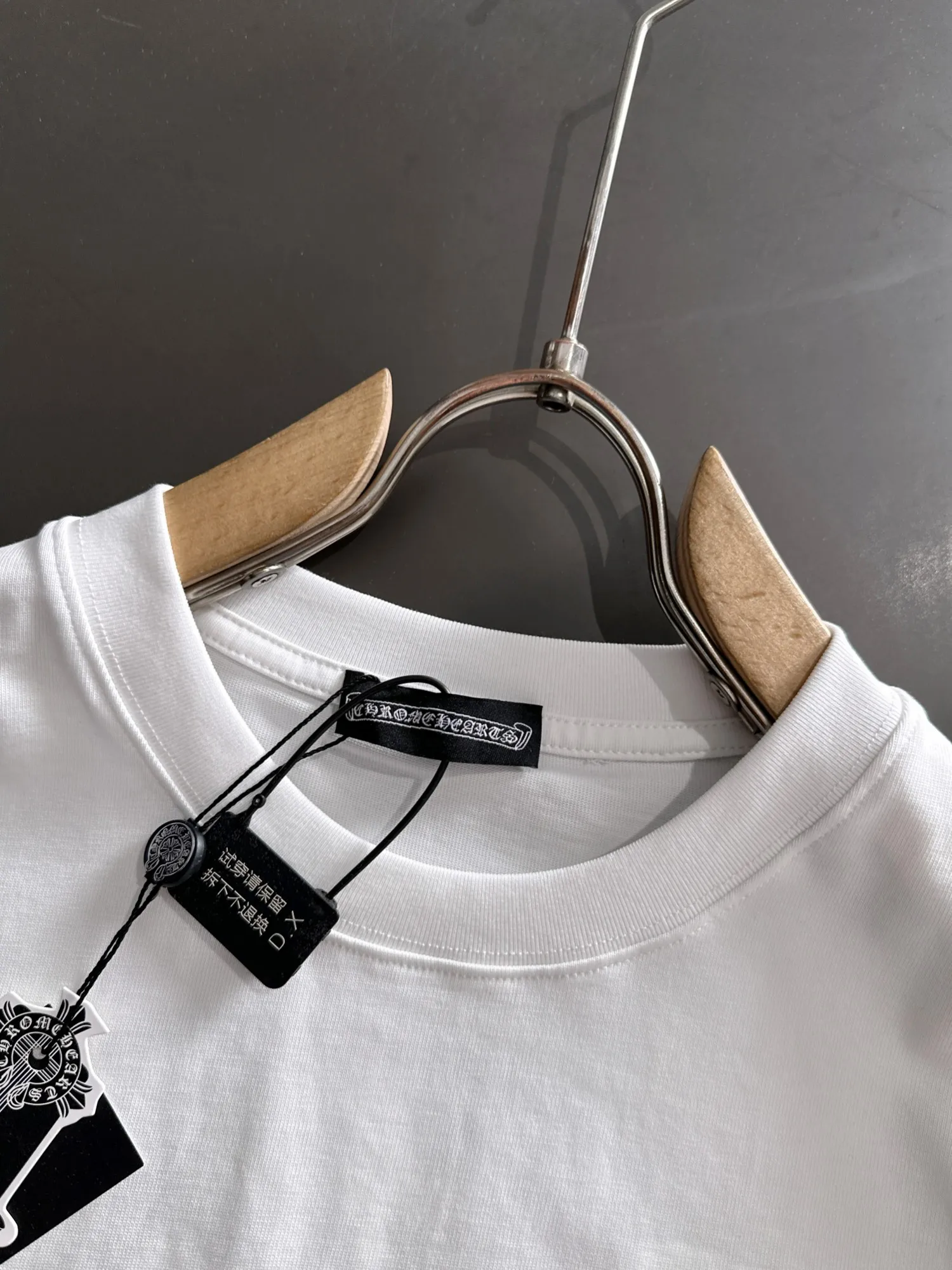 P220 Chrome Hearts* (exclusive quality in the market) hot style 2꯭0꯭2꯭6 new spring and autumn short sleeves ❤ Original ⌚️ high version Chrome Hearts The fabric is made of 380g high-density pure cotton custom fabric. It does not deform or shrink. The three-dimensional drape is amazing. Process introduction: Use wool embroidery technology on the front and back. Color: White SIZE: S-XXL